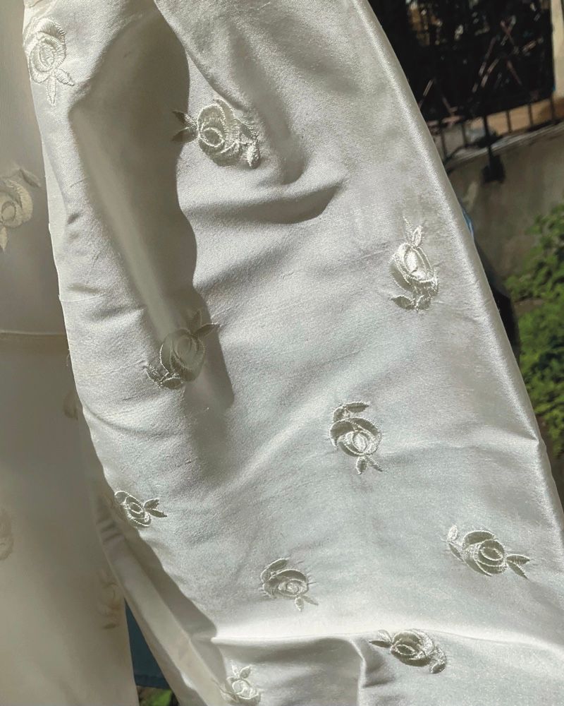 Hvit silkeskjorte med rosebroderi